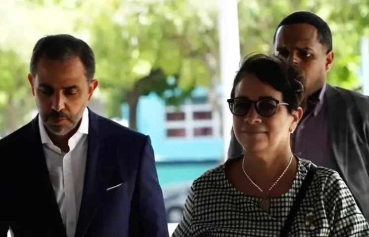Antonio y Maribel Espaillat salen de la carcelita del Palacio de Justicia