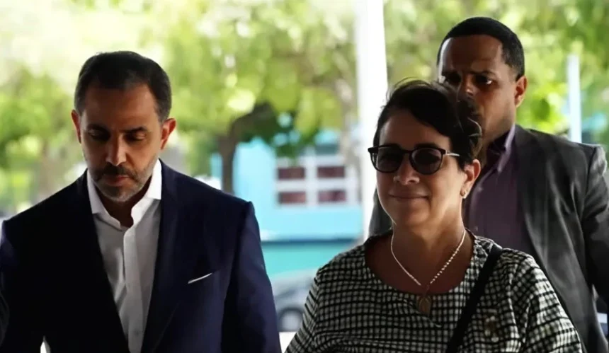 Antonio y Maribel Espaillat salen de la carcelita del Palacio de Justicia