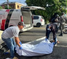 Hombre muere atropellado en la Av. 25 de Febrero; conductor se dio a la fuga