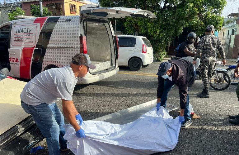 Hombre muere atropellado en la Av. 25 de Febrero; conductor se dio a la fuga