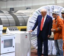 Trump endurece política comercial con alza del 50 % en aranceles al acero y aluminio
