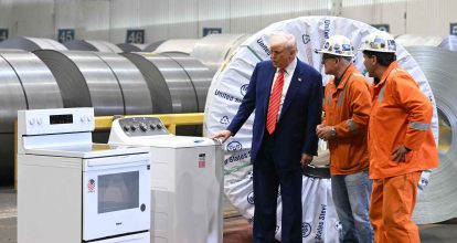 Trump endurece política comercial con alza del 50 % en aranceles al acero y aluminio