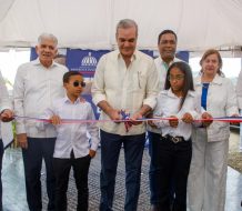 Presidente Abinader inaugura Liceo Experimental, subcentro UASD y asfaltado de calles en Constanza