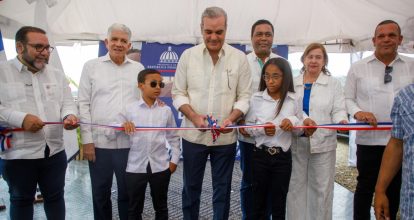 Presidente Abinader inaugura Liceo Experimental, subcentro UASD y asfaltado de calles en Constanza