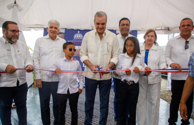 Presidente Abinader inaugura Liceo Experimental, subcentro UASD y asfaltado de calles en Constanza