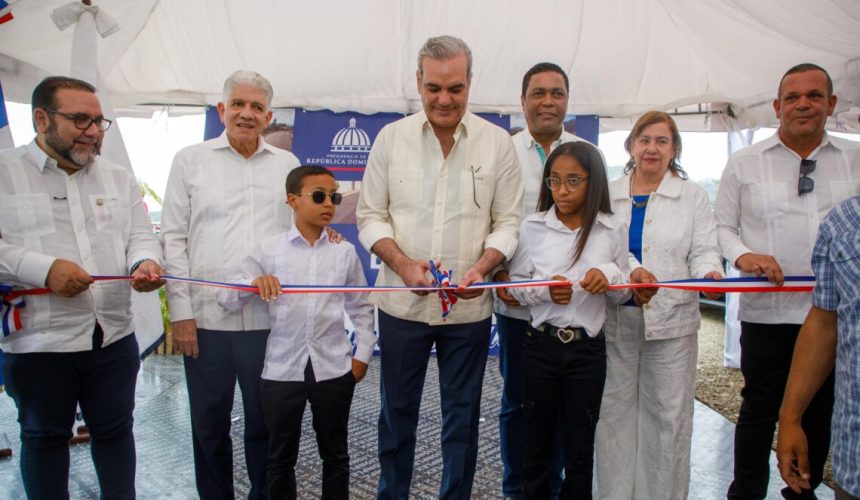 Presidente Abinader inaugura Liceo Experimental, subcentro UASD y asfaltado de calles en Constanza