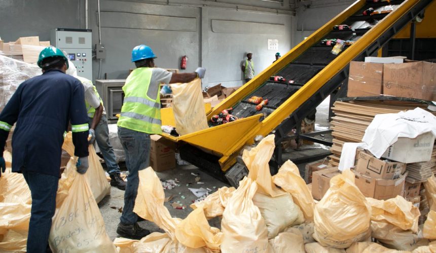 Pro Consumidor retira e incinera miles de productos vencidos y oxidados de diferentes establecimientos