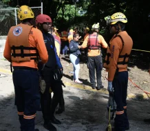 Continúa búsqueda de niña arrastrada por cañada en Villa Mella