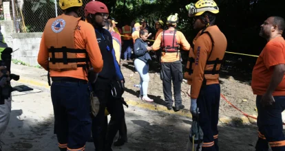 Continúa búsqueda de niña arrastrada por cañada en Villa Mella