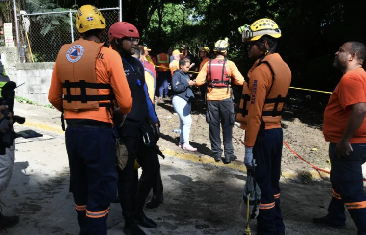 Continúa búsqueda de niña arrastrada por cañada en Villa Mella