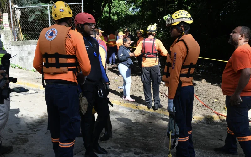 Continúa búsqueda de niña arrastrada por cañada en Villa Mella