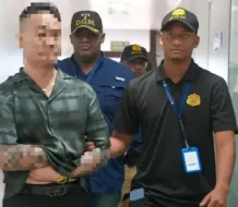 Comerciante chino deberá pagar garantía y presentarse periódicamente