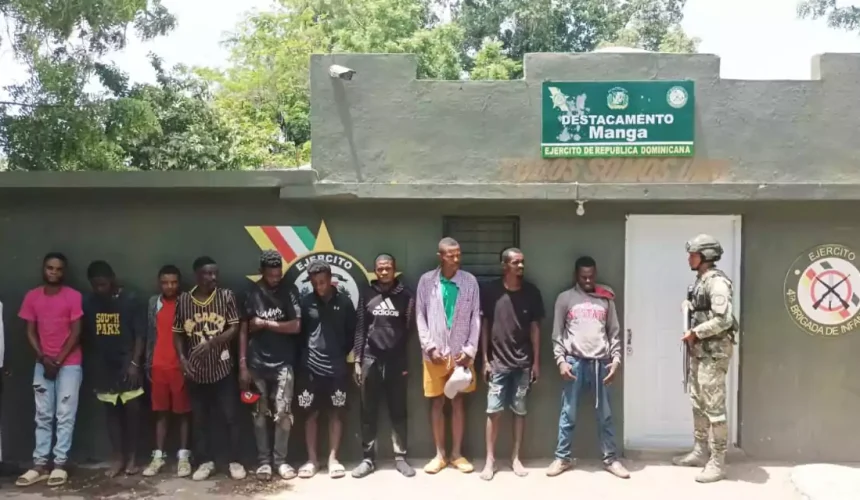 Detienen 14 haitianos indocumentados en motocicletas en Montecristi y Dajabón
