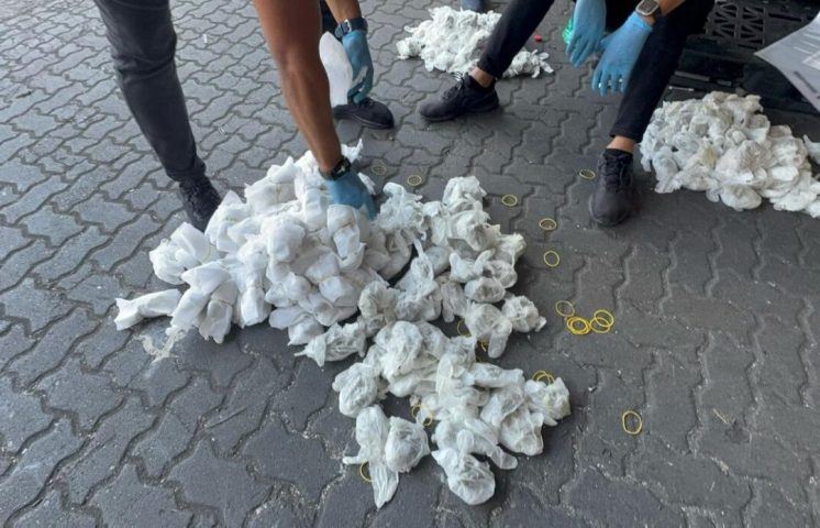 Incautan más de 700 guantes quirúrgicos llenos de presunta marihuana dentro de pañales
