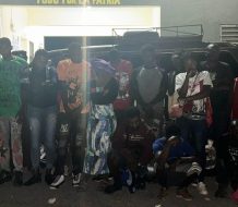 Dejan abandonado minibús en San Juan con 18 haitianos indocumentados 