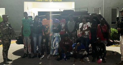 Dejan abandonado minibús en San Juan con 18 haitianos indocumentados 