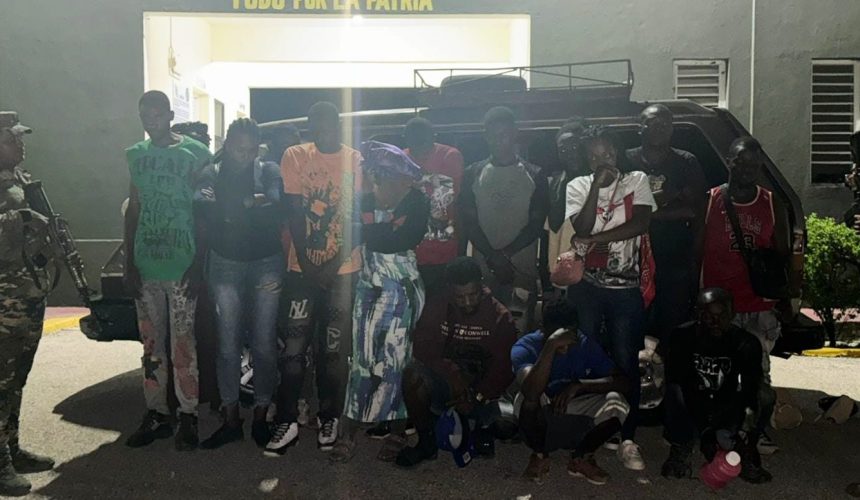 Dejan abandonado minibús en San Juan con 18 haitianos indocumentados 