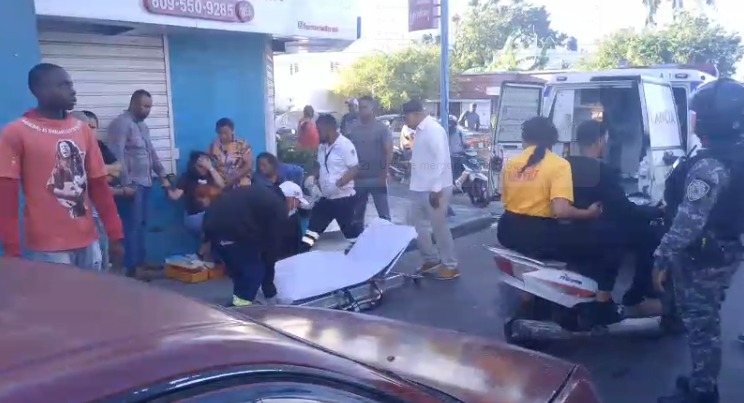 Dos mujeres heridas tras chocar vehículo en La Romana