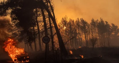 Incendio forestal obliga a evacuar zonas costeras cerca de Atenas