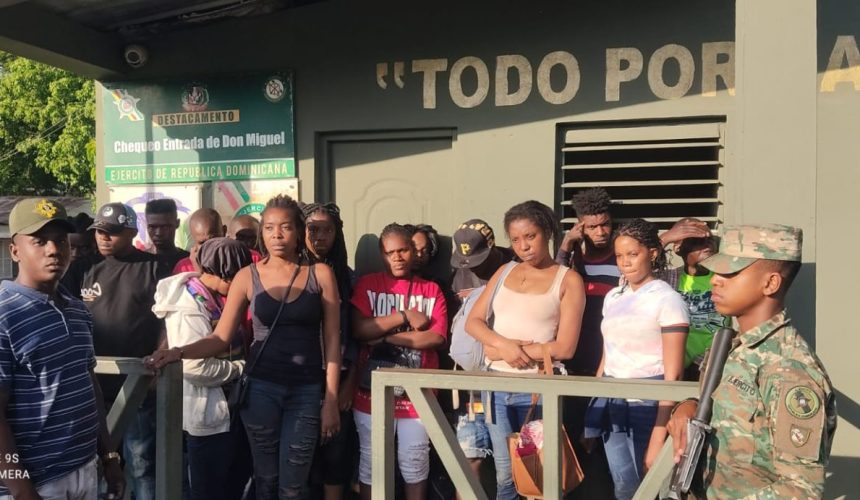 Detienen a 22 haitianos indocumentados caminando en una zona boscosa de Dajabón