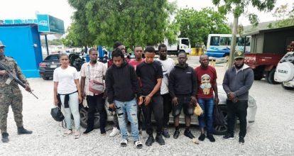 Arrestan dos dominicanos transportando 12 haitianos indocumentados en Azua