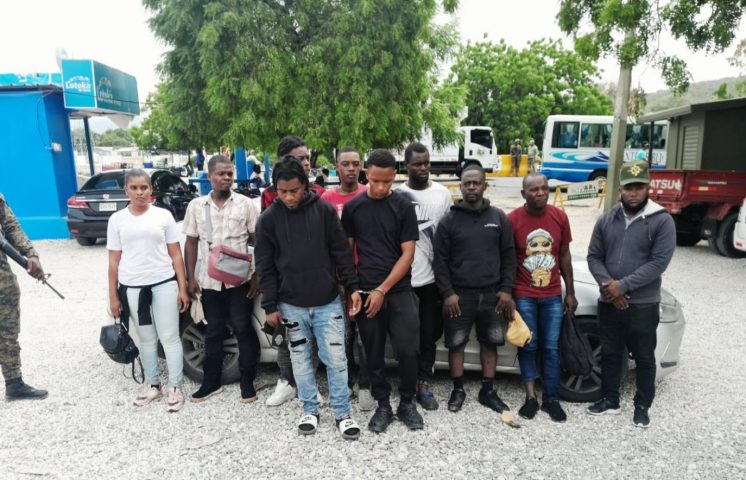 Arrestan dos dominicanos transportando 12 haitianos indocumentados en Azua