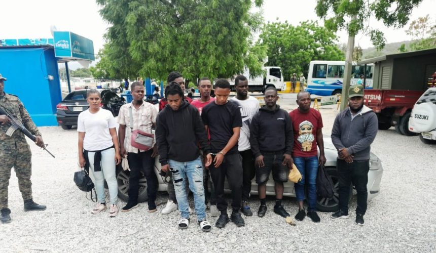 Arrestan dos dominicanos transportando 12 haitianos indocumentados en Azua