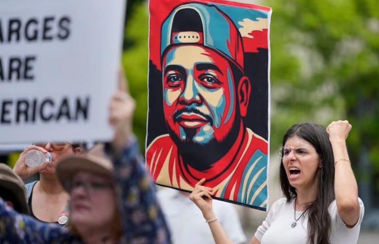 Kilmar Abrego García permanecerá bajo custodia federal tras consideración del Departamento Judicial