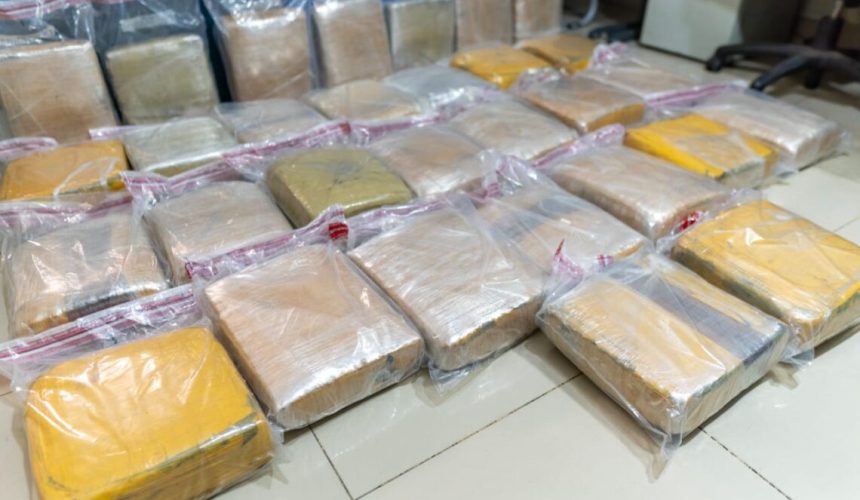 Detienen hombre con 243 libras de presunta marihuana en Baní