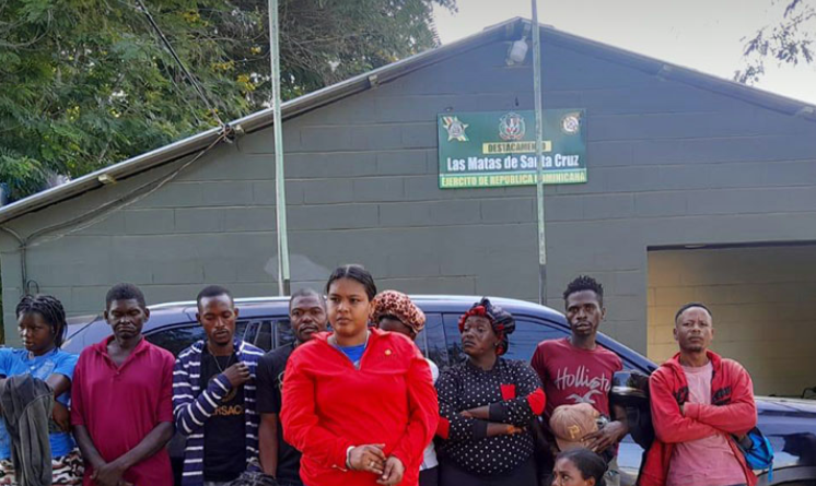 Ejército arresta mujer con 10 haitianos indocumentados ocultos en Dajabón