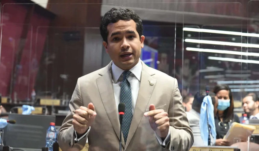 Omar Fernández: “Hoy tenemos un código penal del siglo 19 para combatir la delincuencia del 21”
