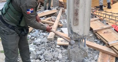 Autoridades desmantelan construcción ilegal en zona protegida de Ocoa