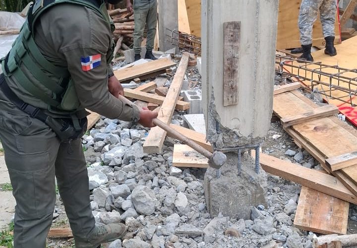 Autoridades desmantelan construcción ilegal en zona protegida de Ocoa