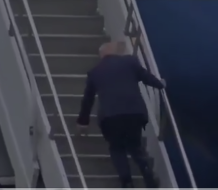 Trump tropieza al subir las escaleras del Air Force One