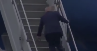 Trump tropieza al subir las escaleras del Air Force One