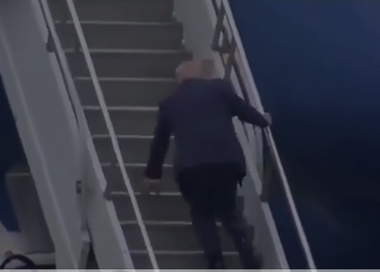 Trump tropieza al subir las escaleras del Air Force One