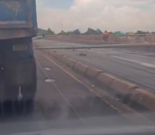 Reportan caída de postes eléctricos sobre puente de la 17