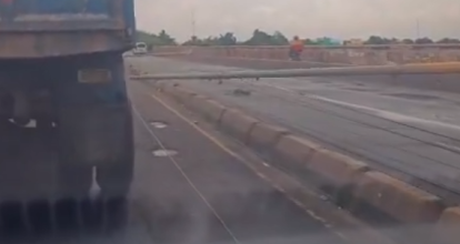 Reportan caída de postes eléctricos sobre puente de la 17