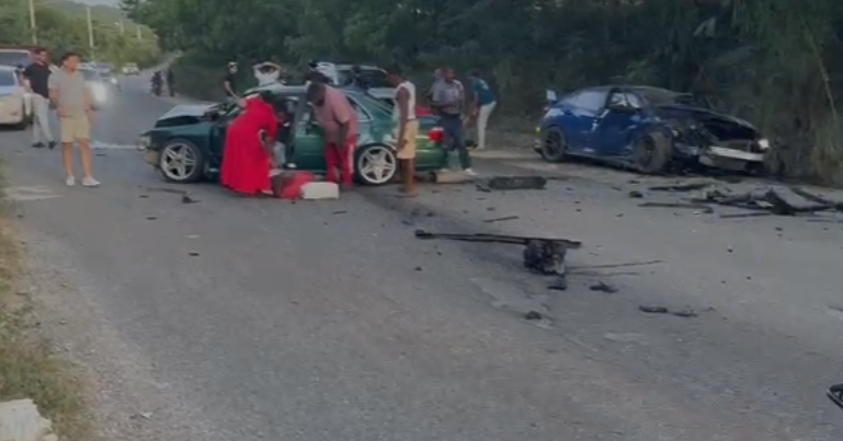 Accidente entre dos carros deja al menos cuatro heridos en Santiago Rodríguez