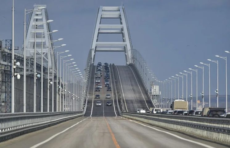 Ucrania asegura haber dañado los cimientos del puente de Crimea en una operación especial