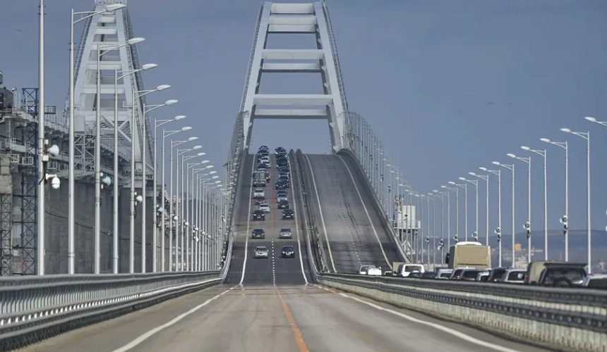 Ucrania asegura haber dañado los cimientos del puente de Crimea en una operación especial