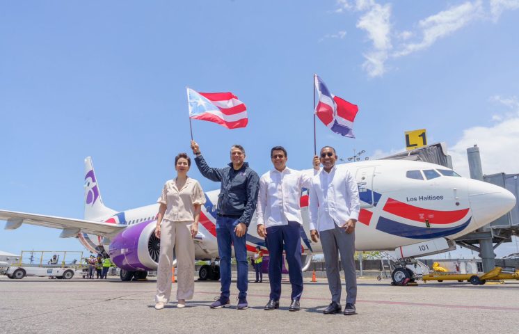 Ministro Collado despide primer vuelo de Arajet con destino a Puerto Rico