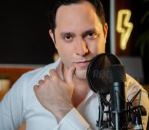 Raeldo López regresa a la radio con una propuesta crítica y comprometida