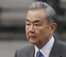 El canciller de China le pide a EE.UU. «seriedad» y que cumpla los acuerdos entre ambas potencias