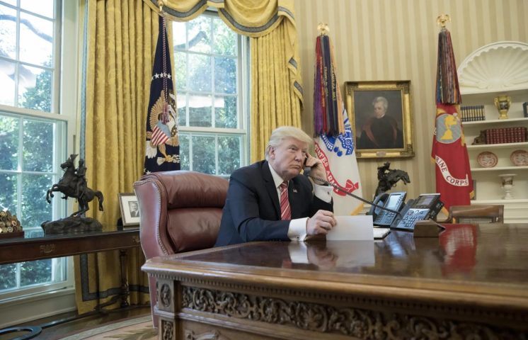 Trump y el presidente chino hablan por teléfono para apaciguar sus fricciones comerciales