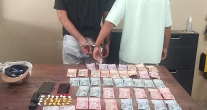 Detienen dos individuos y les ocupan dinero y presuntas sustancias ilícitas en Constanza