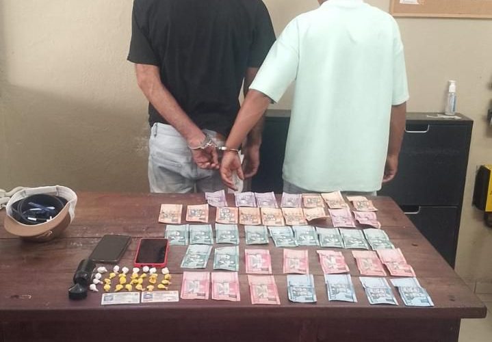 Detienen dos individuos y les ocupan dinero y presuntas sustancias ilícitas en Constanza