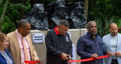 Develan bustos en honor a Caamaño, Fernández Domínguez, Lora y Peña Gómez en El Salvador