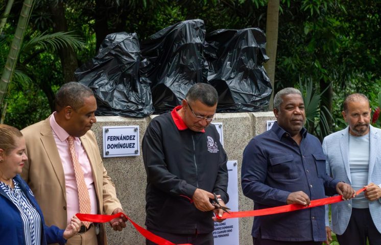 Develan bustos en honor a Caamaño, Fernández Domínguez, Lora y Peña Gómez en El Salvador