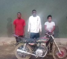 Detienen haitianos indocumentados en una motocicleta